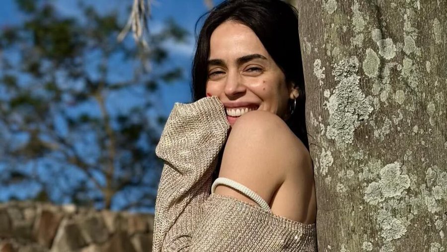 Priscila Crivocapich posó en microbikini con suéter de lúrex y le hablaron de fútbol: “Aguante Racing”