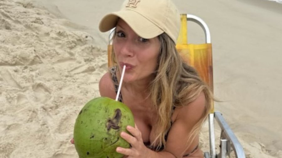 Microbikini animal print, cap y “coco gelado”: el look playa de Laurita Fernández en Río de Janeiro