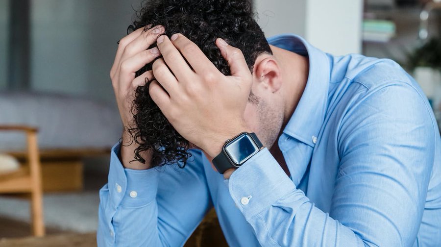 Trabajó para otra empresa mientras gozaba de licencia médica, su esposa le contó a su jefe y lo despidieron