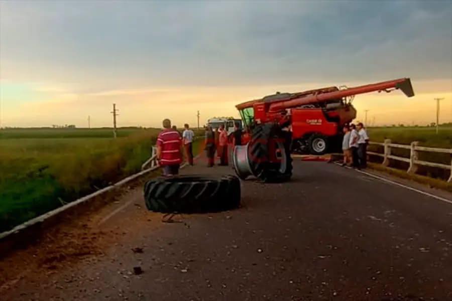 Impresionante choque entre un camiรณn y una cosechadora sobre un puente en el kilรณmetro 198 de la Ruta 11
