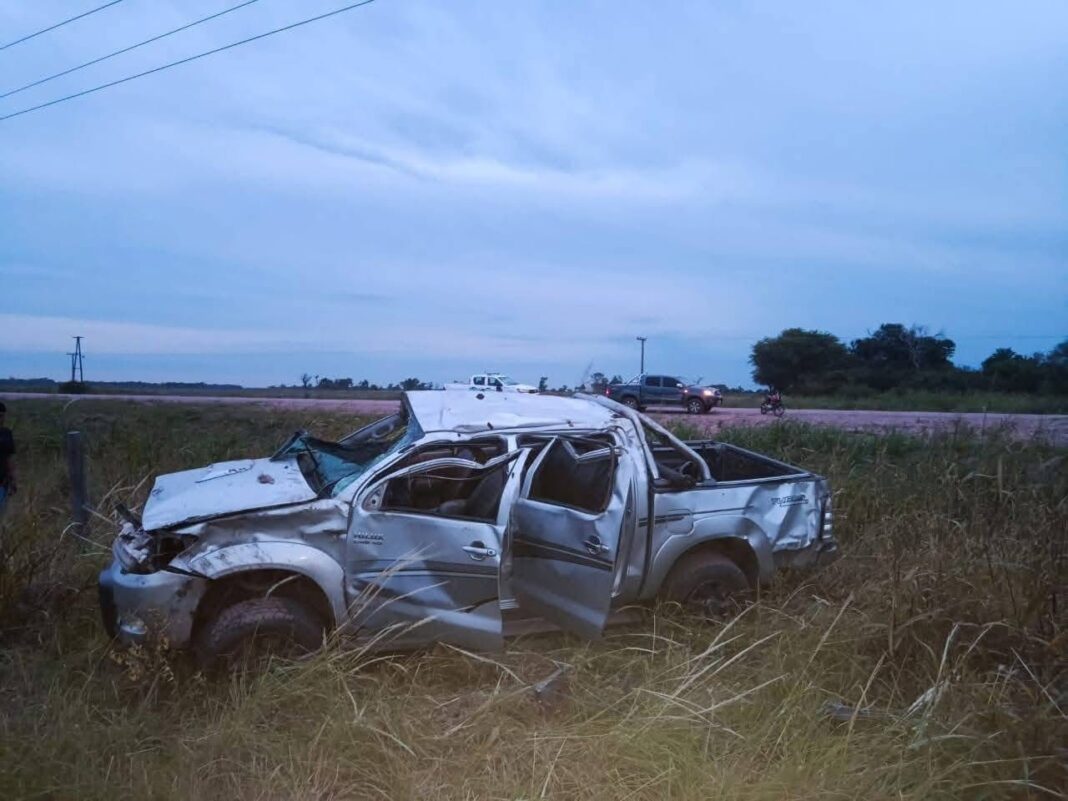 LAS BREÑAS Accidente de tránsito: un menor de 17 años perdió el control y volcó con una Toyota Hilux