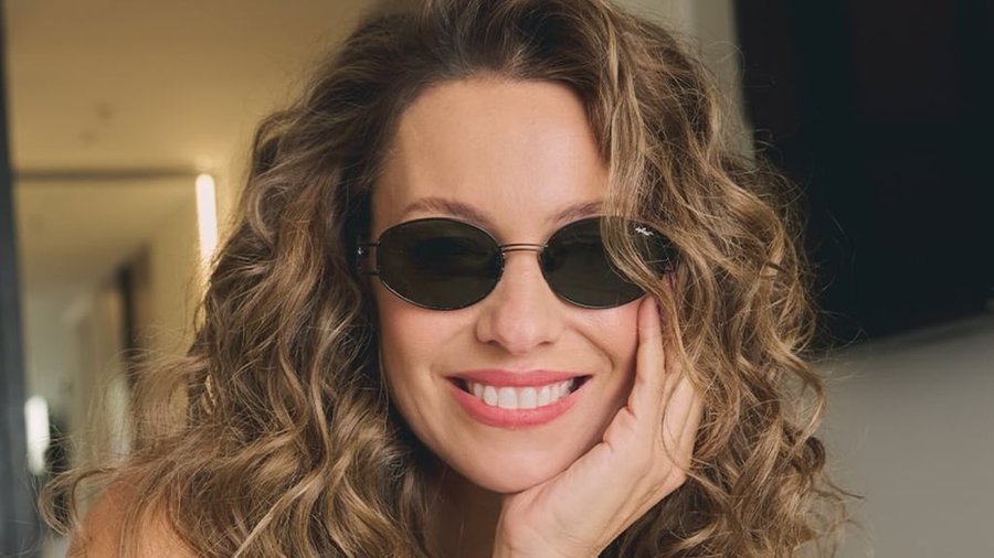 Pampita se filmó en ropa interior para una campaña de moda y recibió miles de halagos