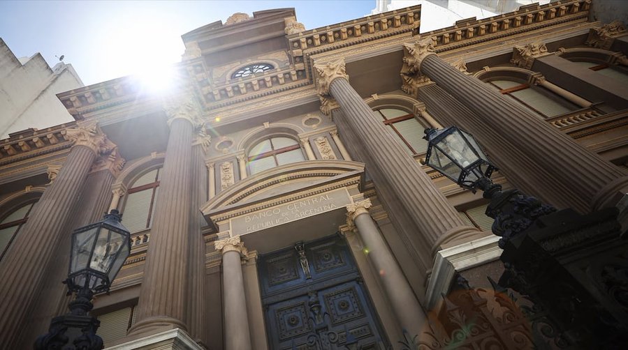 Los analistas del mercado prevén que la inflación superará el 30% en 2025: qué pasará con el dólar oficial