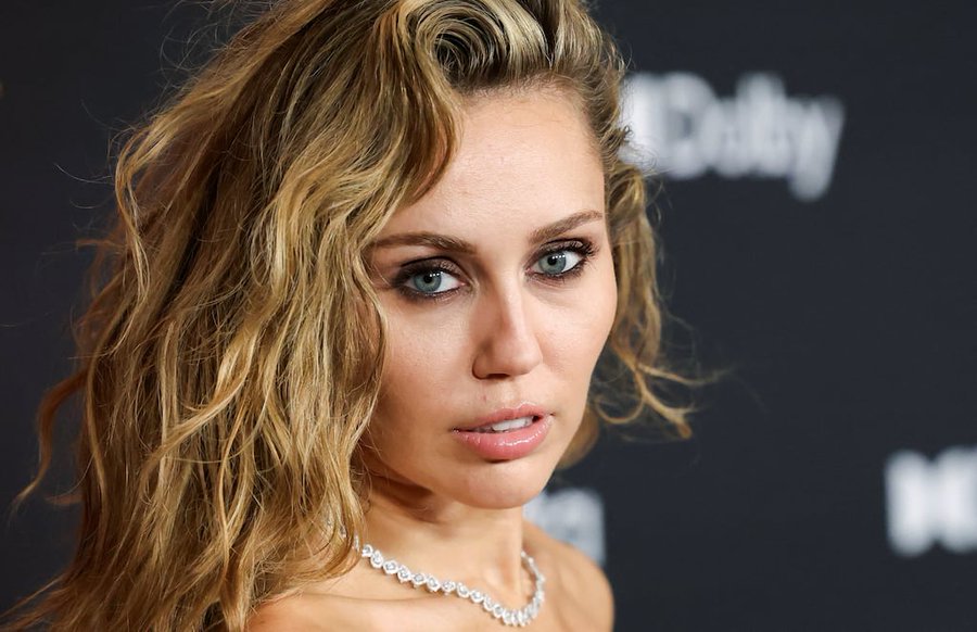 Miley Cyrus deslumbró en la premiere de “Avatar 3″ con un vestido Gucci con brillo y cola larguísima