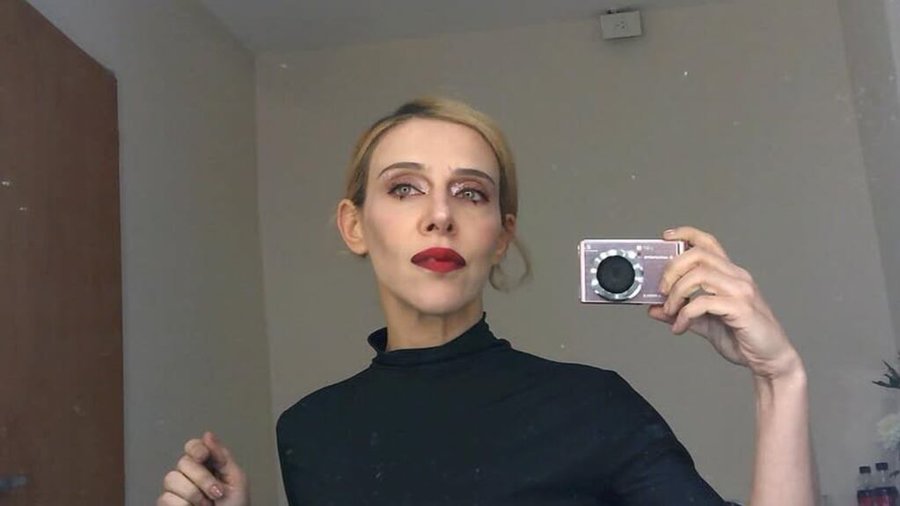 Juliana Gattas se fotografió con un modelo de Moschino diseñado por el argentino Adrián Appiolaza y fue furor