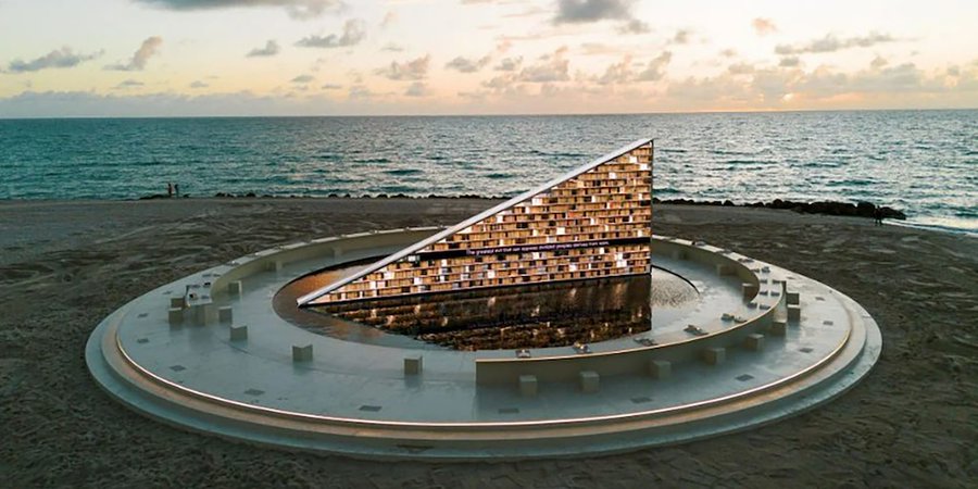 Una biblioteca giratoria deslumbra en la playa de Miami