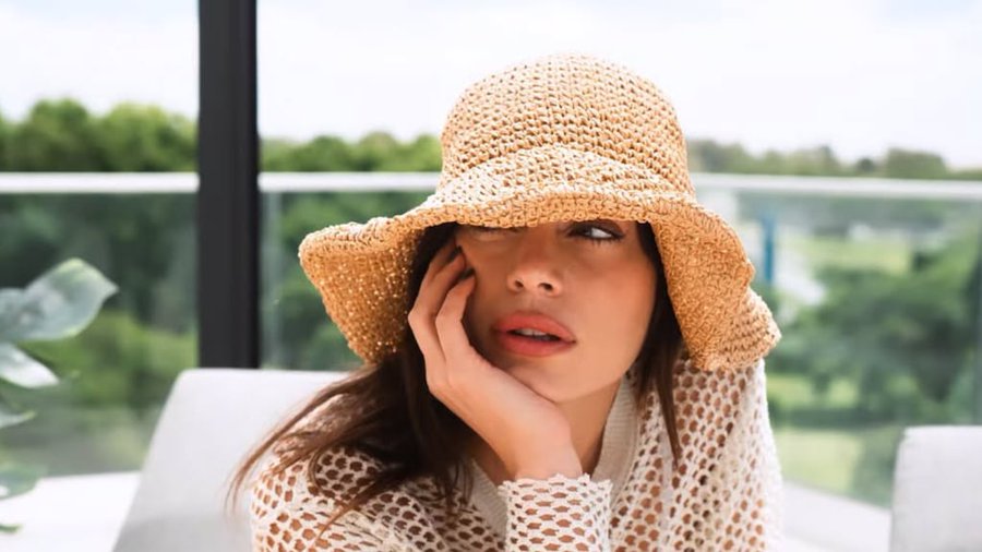 Emilia Attias combinó una microbikini blanca con una capelina tejida: “Veranito en mi casa”