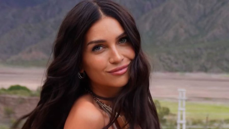 Zaira Nara posó con la microbikini del momento en Mendoza: corpiño extra small y taparrabos