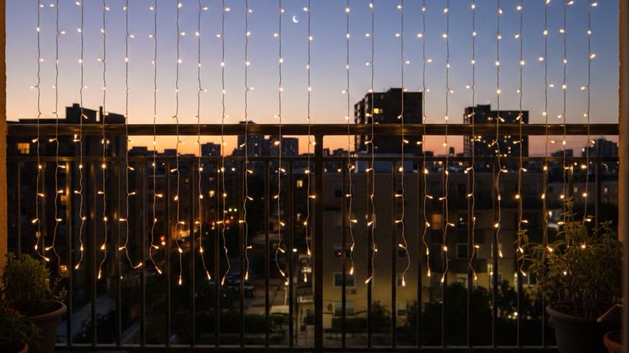 Colgar luces blancas en el balcón: qué significado tienen según las creencias populares
