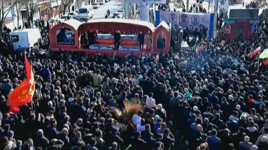 Tensión en Irán: una multitud despide a los miembros de las fuerzas de seguridad que murieron en las protestas